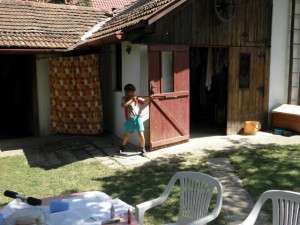 ... no, nebezpečie hrozilo najmä spoza rohu a...