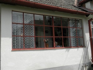 ... lenže prababka Mariška za oknom z nás ani oko nespustí...