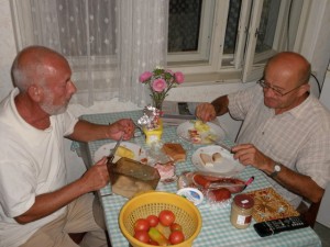 Ani dedkovia sa nenechajú zahanbiť. Posilňujú sa, lebo ich babka pošle kopať „zemáky“.