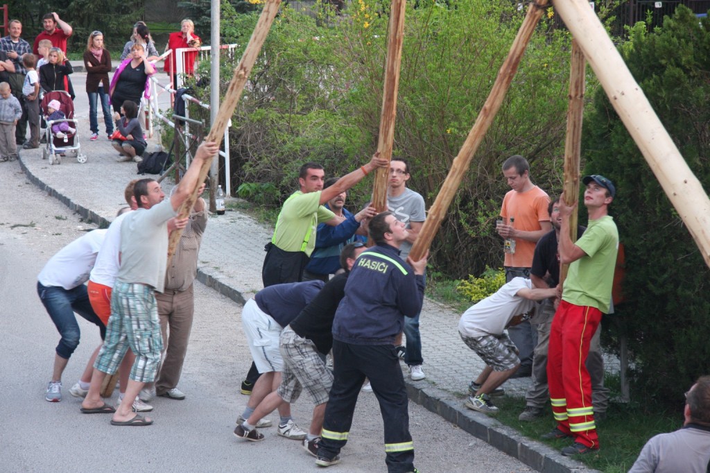 Stavanie maja 2013 kostol (8)