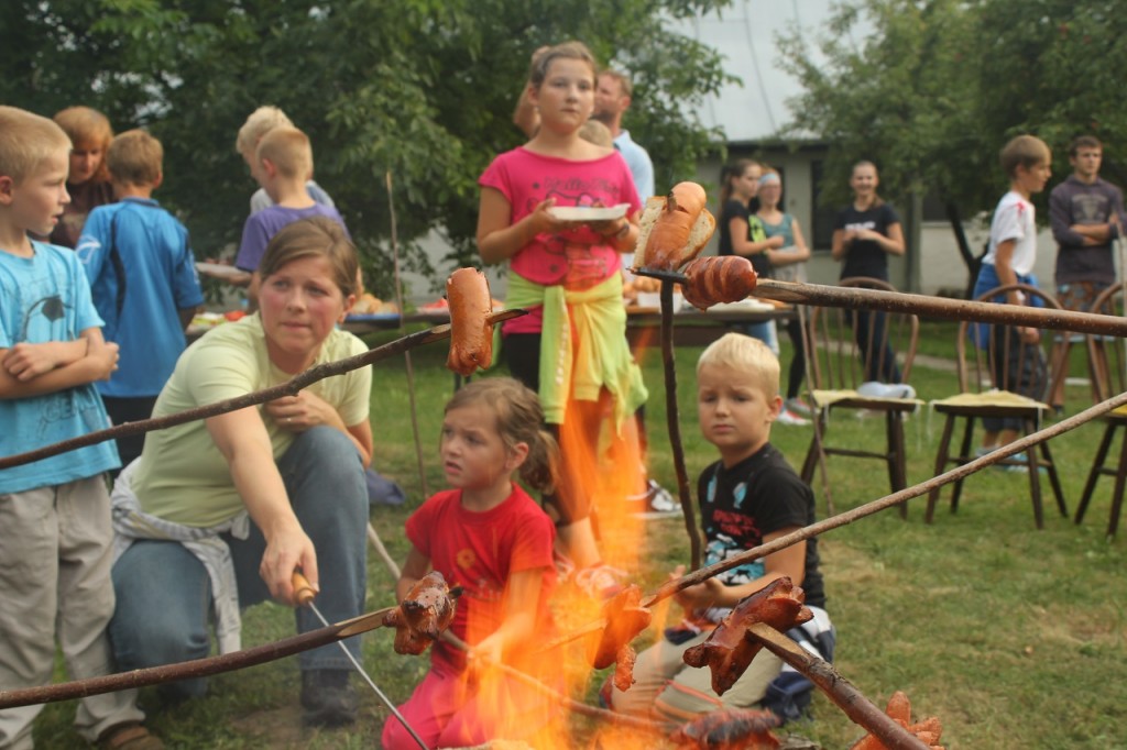 Opekacka vo farskej zahrade (10)