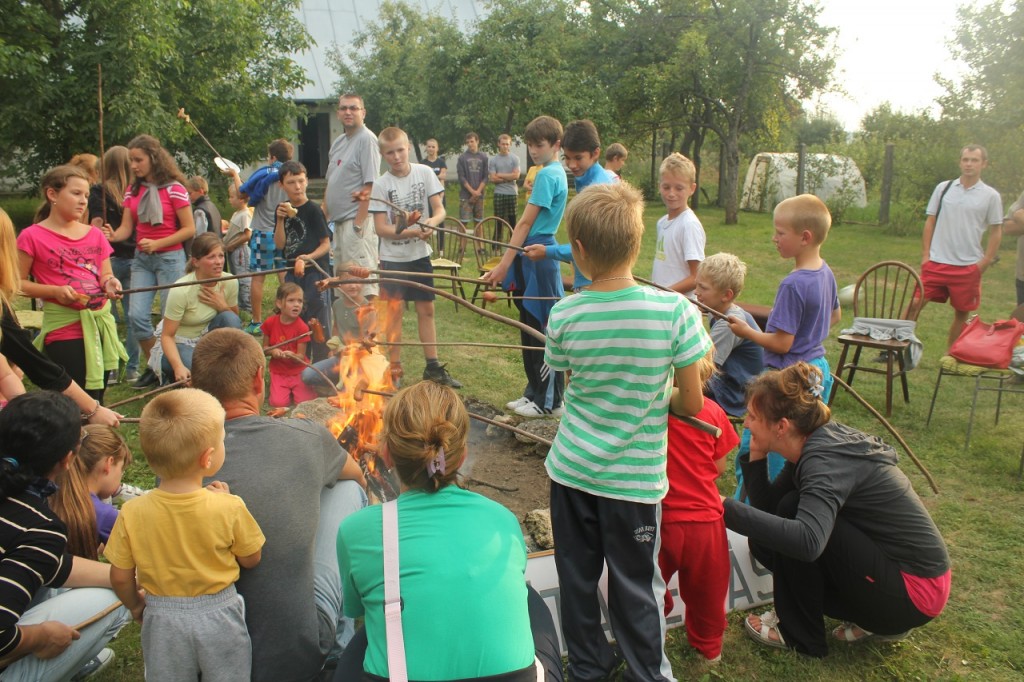 Opekacka vo farskej zahrade (2)