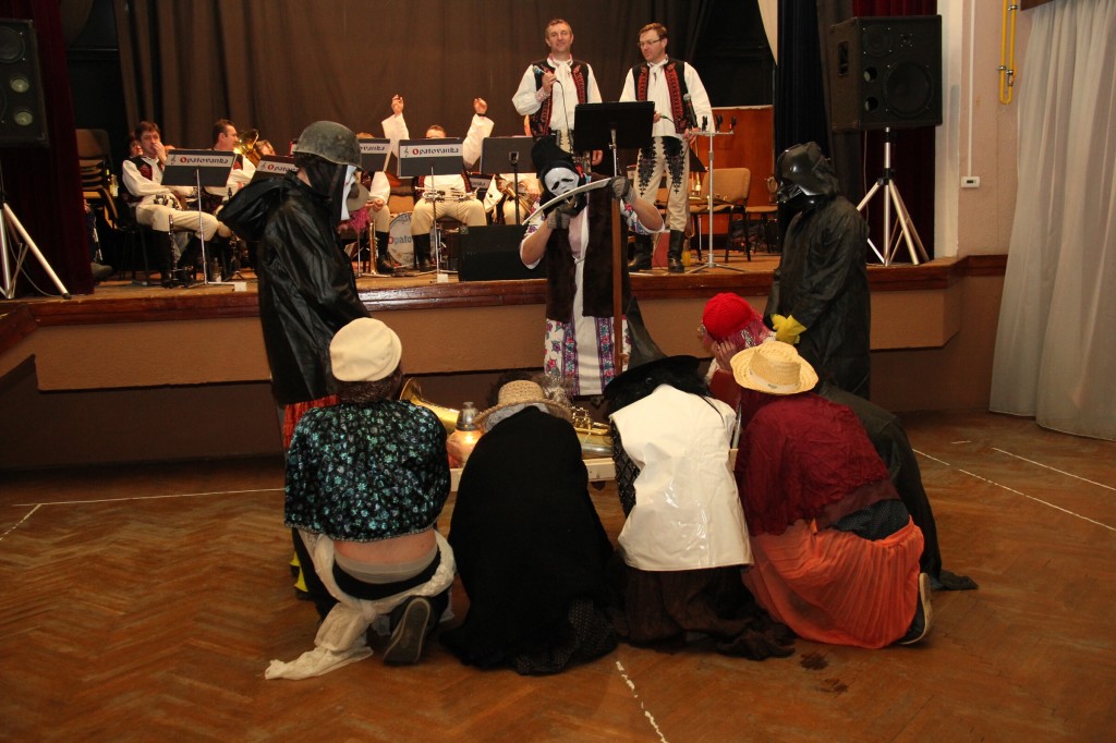 Pochovavanie basy 9.2.2016 J.K  (134)