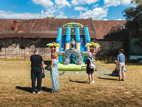 Deň detí vo farskej záhrade v Opatovej – fotografia 3
